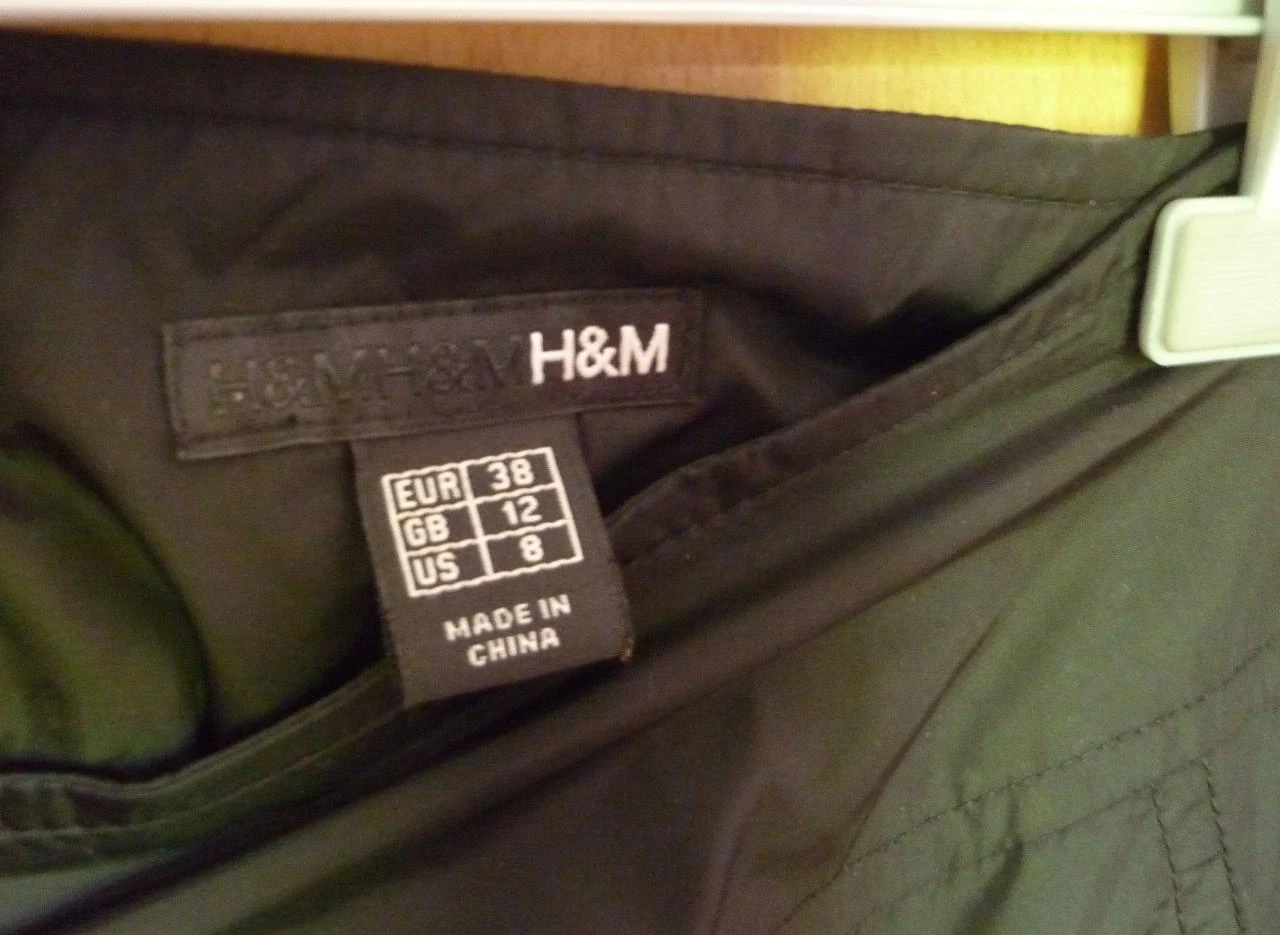 Jupe A-ligne noire doublée en tissu imperméable avec plissements de H&M Taille 38 Très souple – photo 4